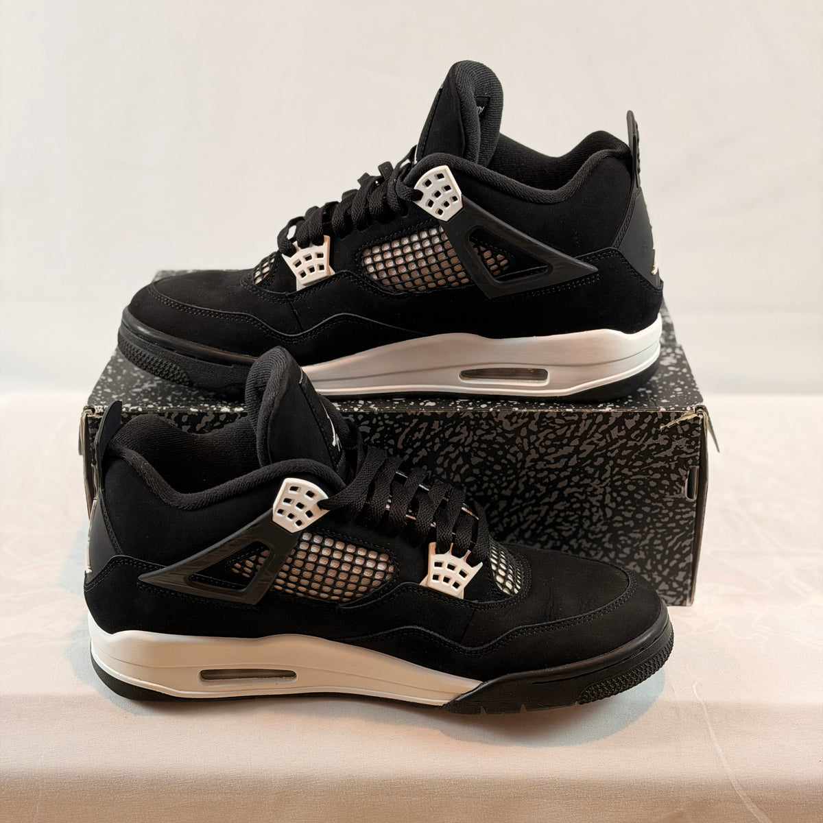 Jordan 4 Retro White Thunder (Pre-Owned)